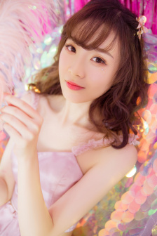 女生穿露胸衣服